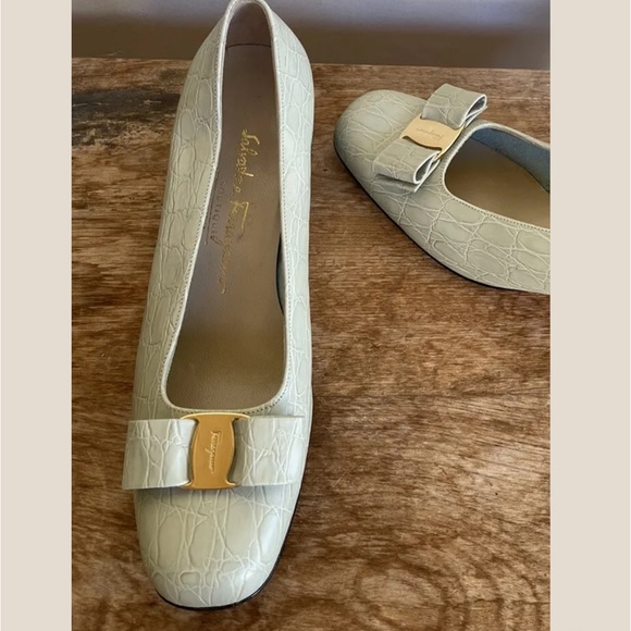 SALVATORE FERRAGAMO Lt Sage Green Crocodile Leather Vara Bow Heels 9B Worn Once! - Picture 12 of 12